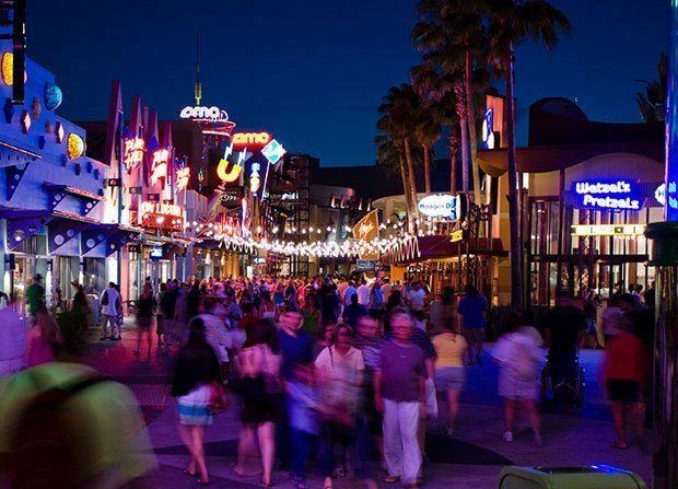 Donwtown Disney pessoas andando na rua