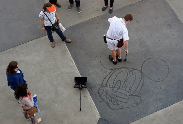 Cast Member desenhando em Downtown Disney