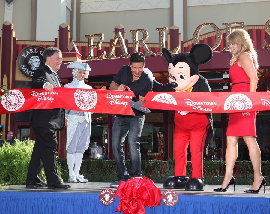 Mickey corta a faixa do Earl of Sandwich