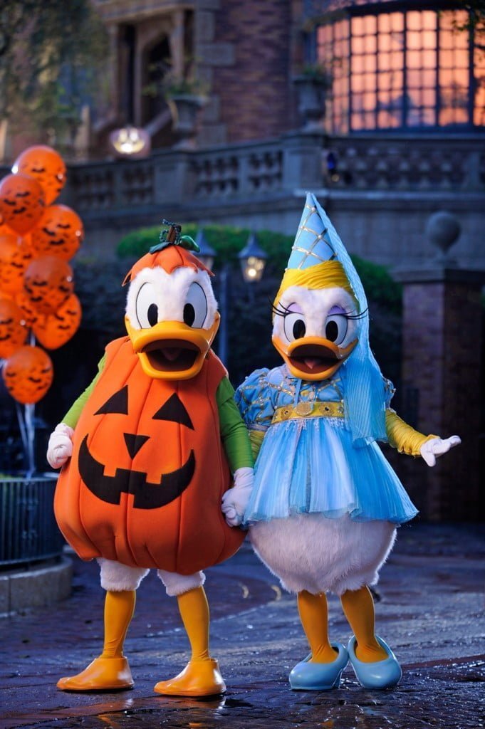 Donald e Margarida no clima do Halloween