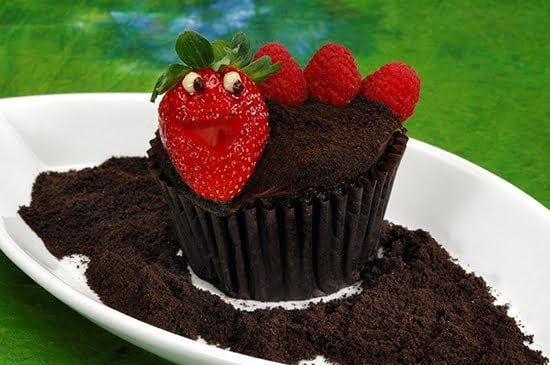 Cupcake Worms & Dirt com morangos e framboesas frescas