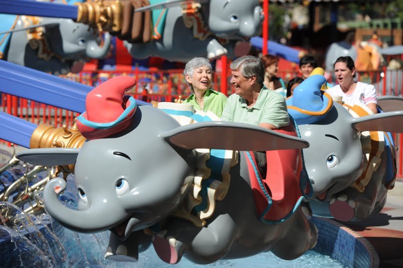 Quem disse que vovôs não podem viajar para a Disney?