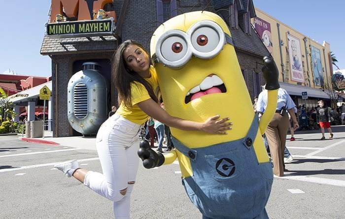 Anitta visita a Universal Orlando Resort e se diverte com família