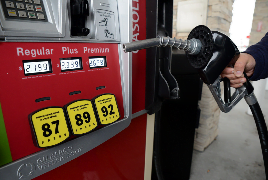 Preço do combustível abaixa na Flórida e aumenta no Brasil