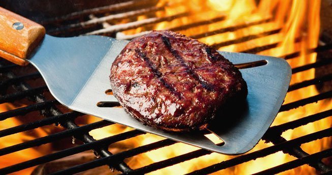 Que tal um churrasco à beira da piscina na sua casa em Orlando?